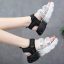 5 Rekomendasi Warna Sandal yang Cocok untuk Kulit Sawo Matang